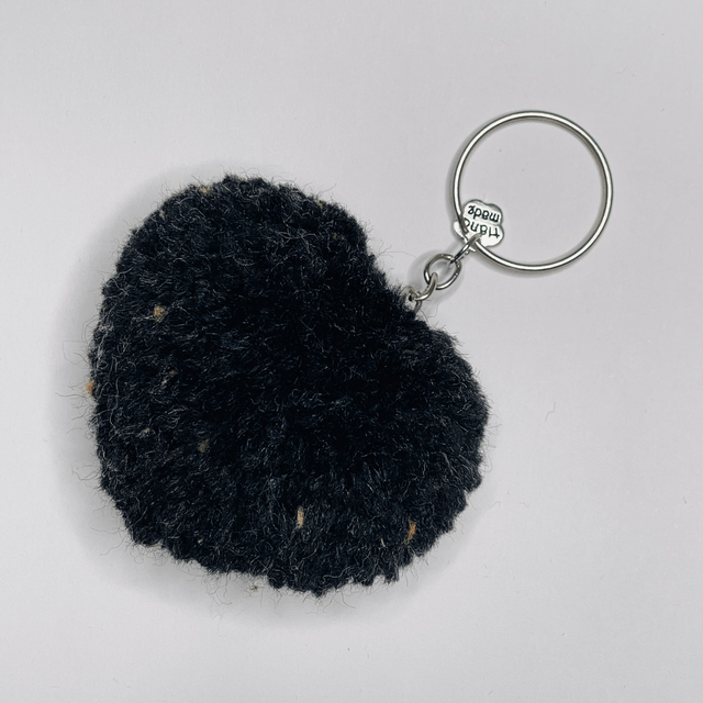 Dusty Black - Porte-clé pompon coeur - L