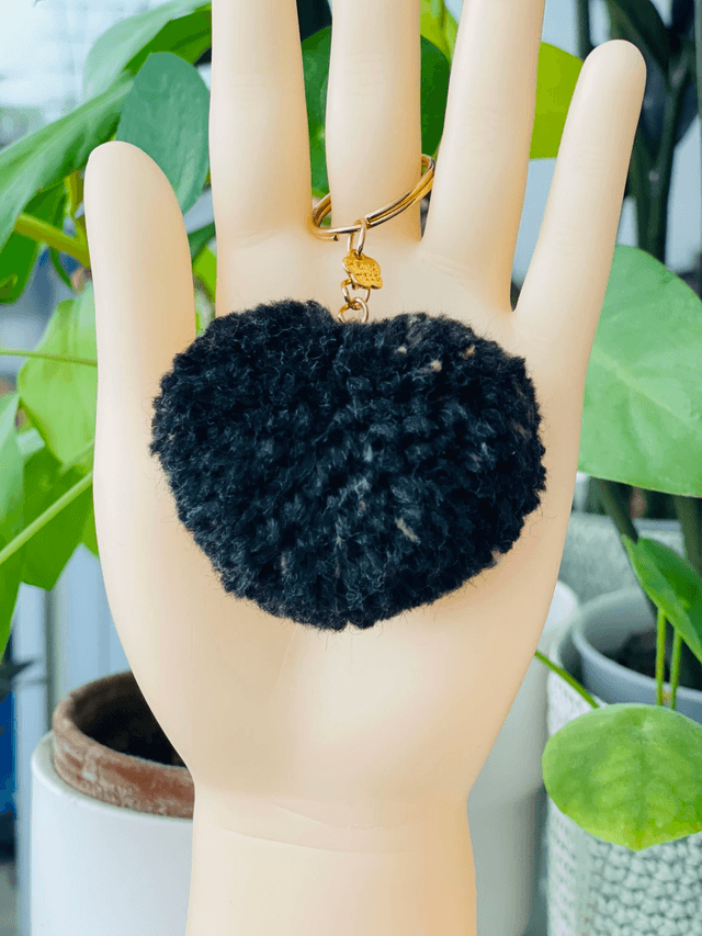 Dusty Black - Porte-clé pompon coeur - L
